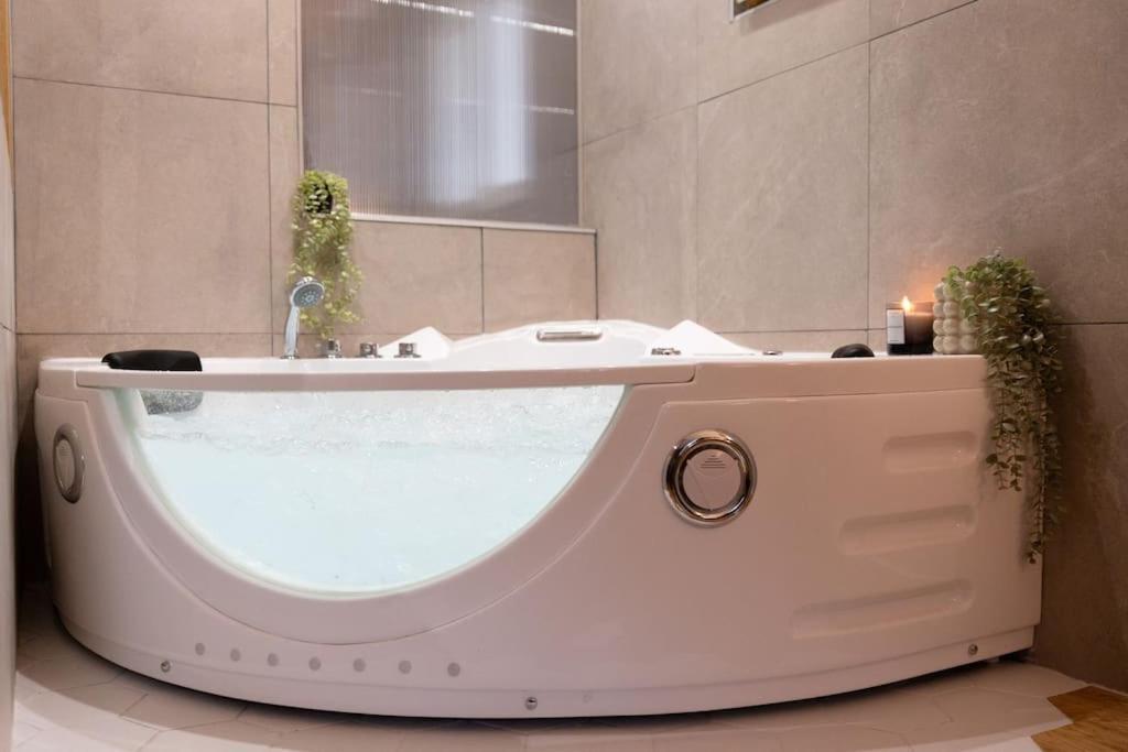 Life Room-jacuzzi-netflix-acces-24/7-prive * Étampes