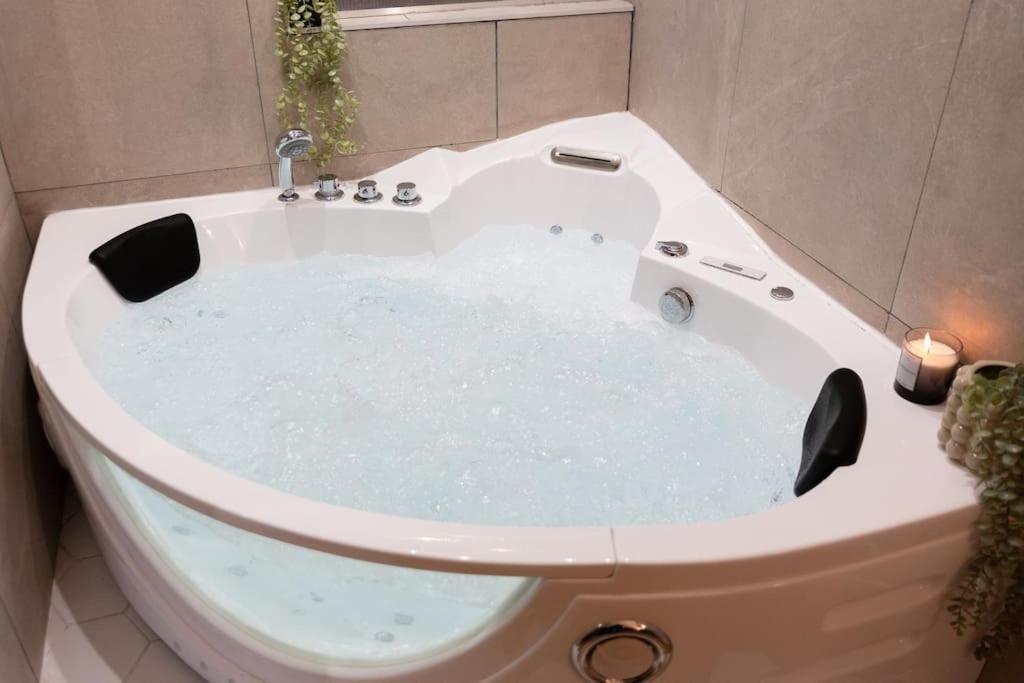 Life Room-jacuzzi-netflix-acces-24/7-prive *