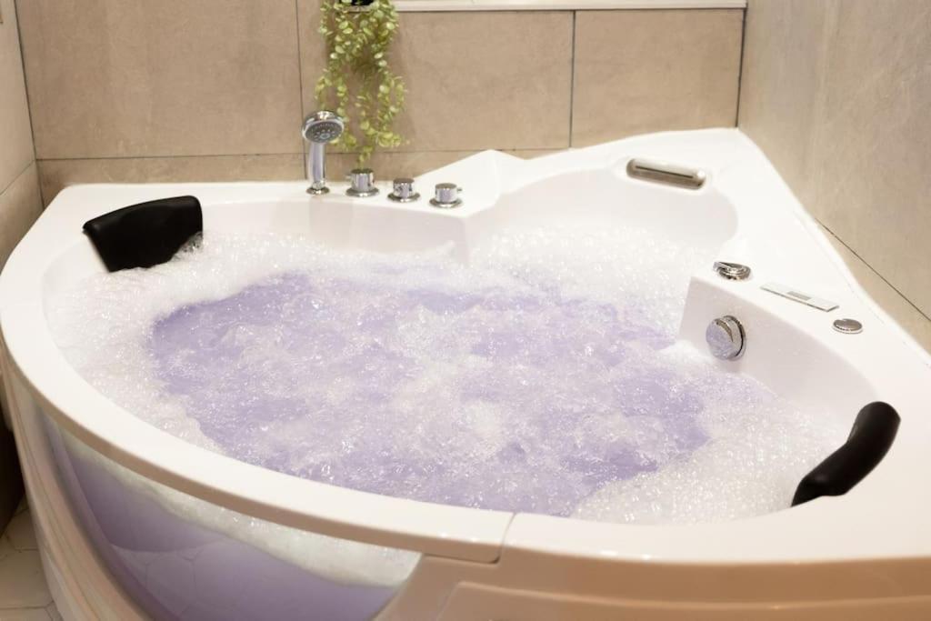 Life Room-jacuzzi-netflix-acces-24/7-prive